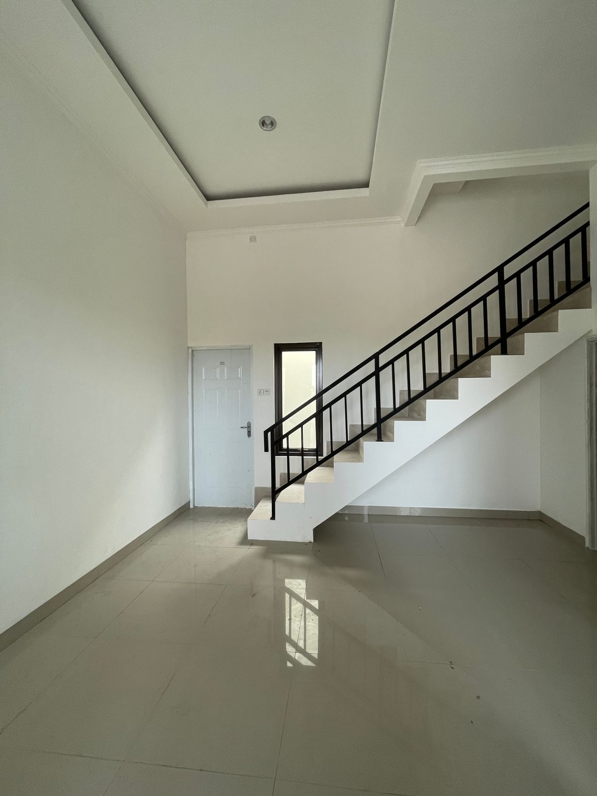 Area tangga rumah 2 lantai Zia Emerald Tarumajaya