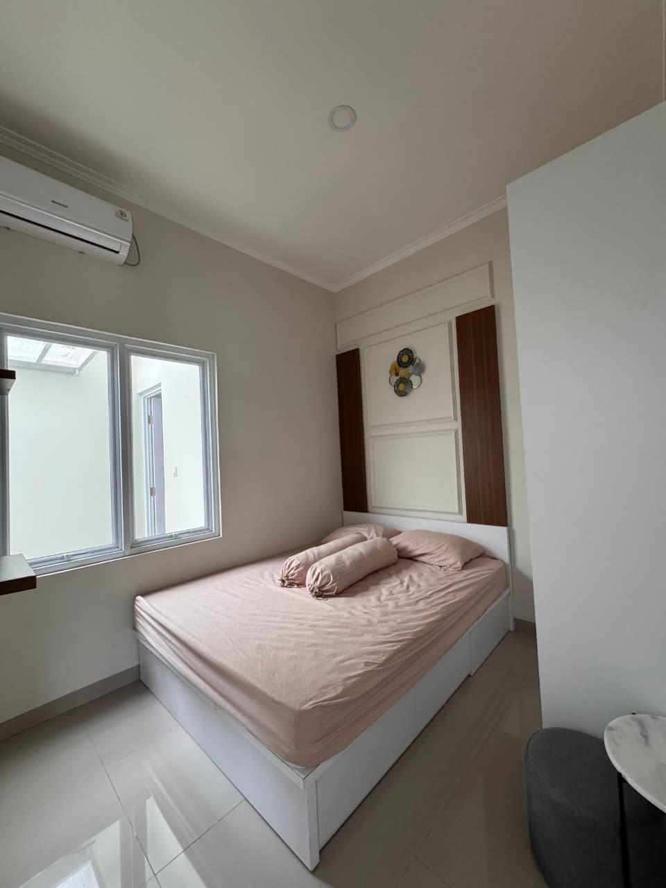 Interior kamar tidur Gaharu Cendana Griya Lestari
